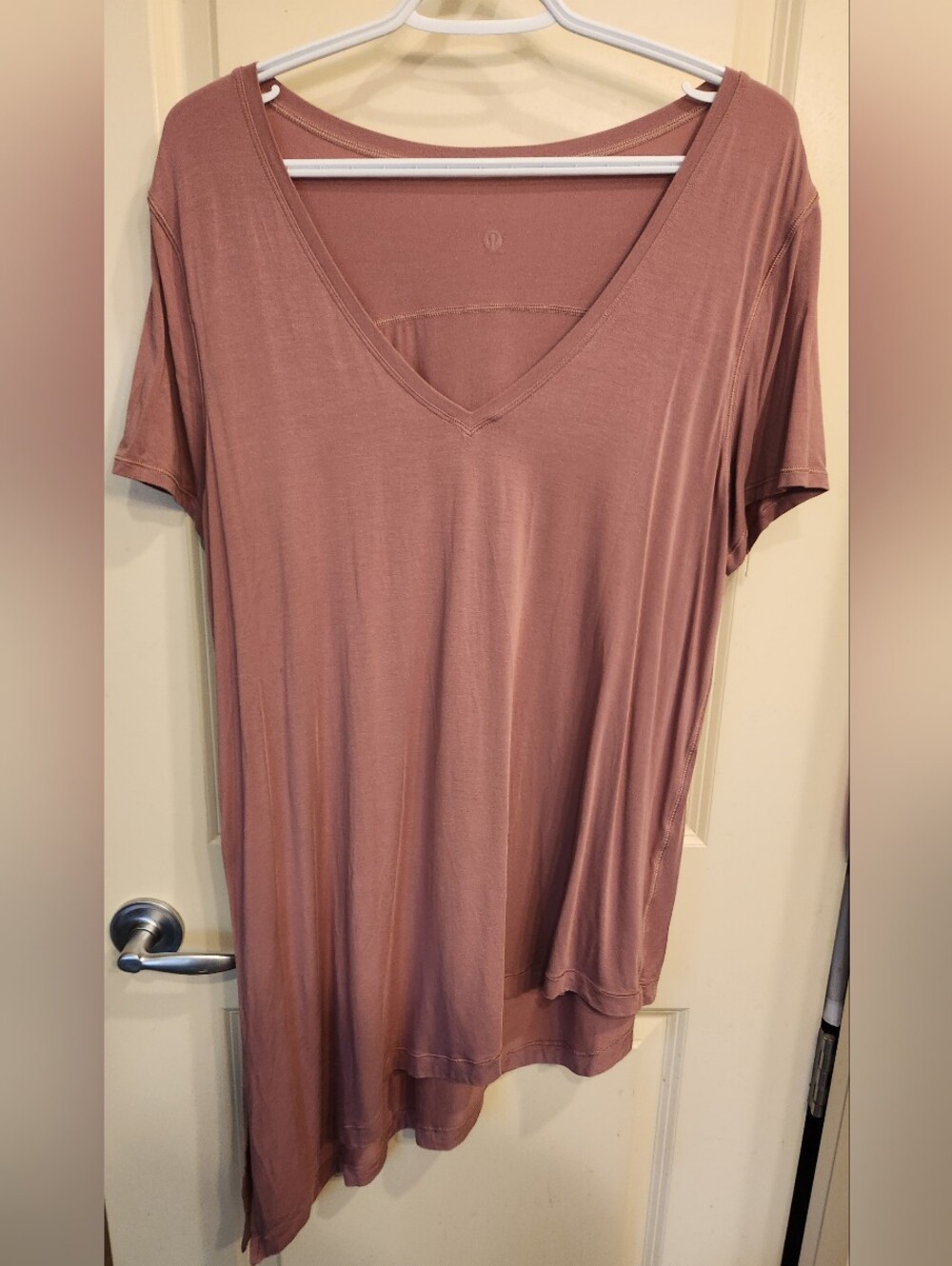 lululemon athletica V-Neck Short Sleeve Tunic in Mauve Rose